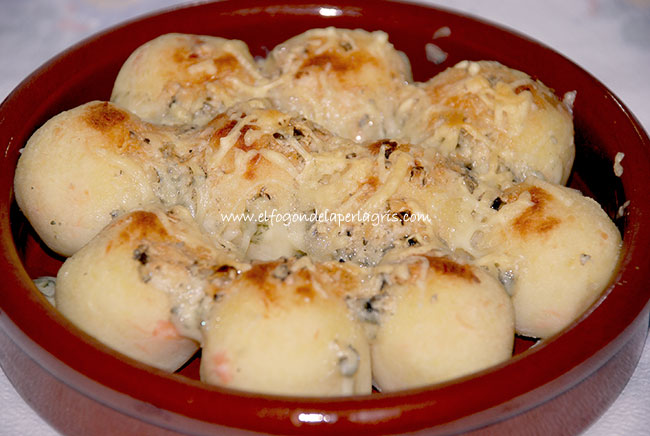 Bolas de patata con salmón y queso azul gratinadas