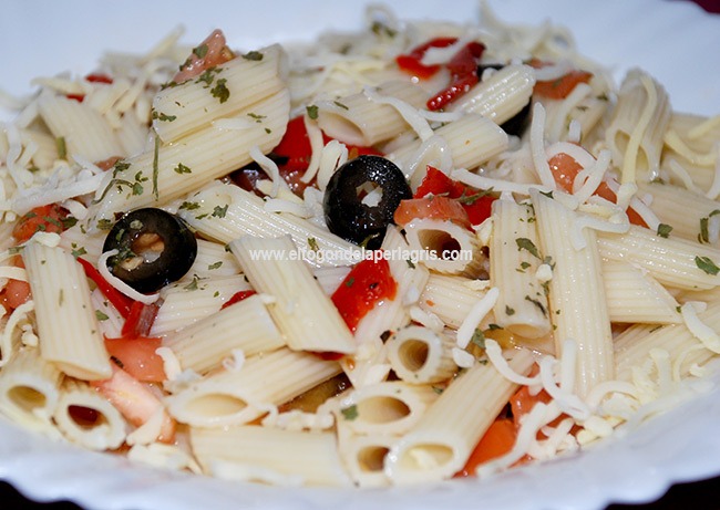 Ensalada de pasta con pimientos del piquillo