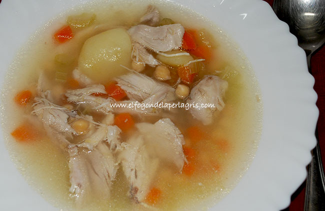 Caldo de pollo casero