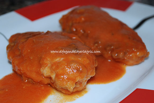 Pechuga de pollo en salsa de pimiento rojo - El Fogón de la Perla Gris