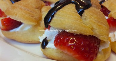 Profiteroles con fresas y nata