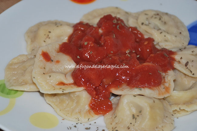 Raviolis caseros de pasta fresca con jamón y queso