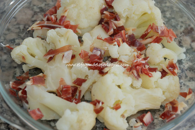 Coliflores con jamón y bechamel gratinadas al horno