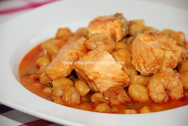 Garbanzos con salmón y gambas