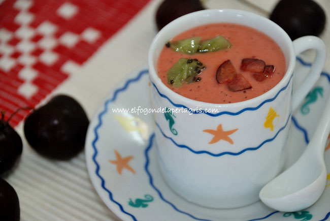 Gazpacho de kiwi y cerezas.