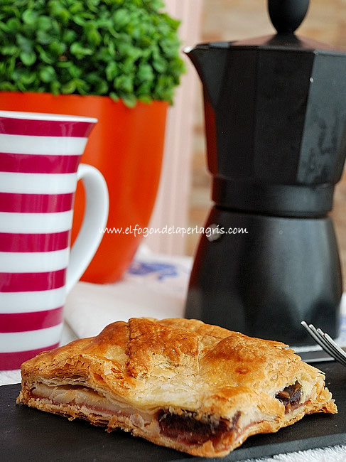 Empanada de jamón, queso y dátiles