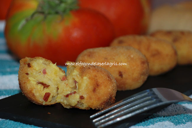 Croquetas de papas con huevos y chorizo