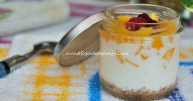 Yogur griego con mango natural y frutos del bosque en tarrina