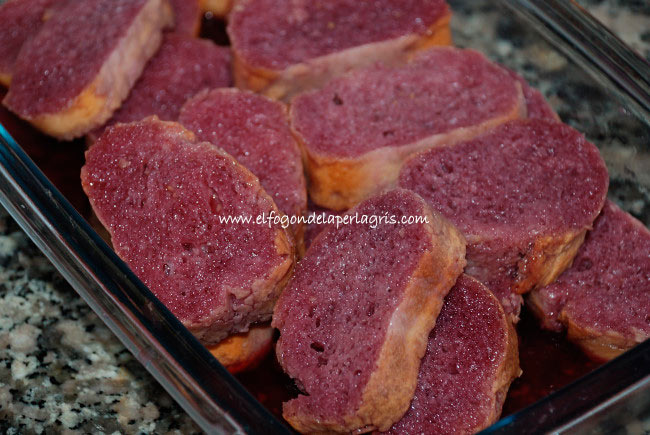 Dejar empapar en vino las torrijas