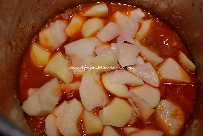 Añadir las patatas a los callos