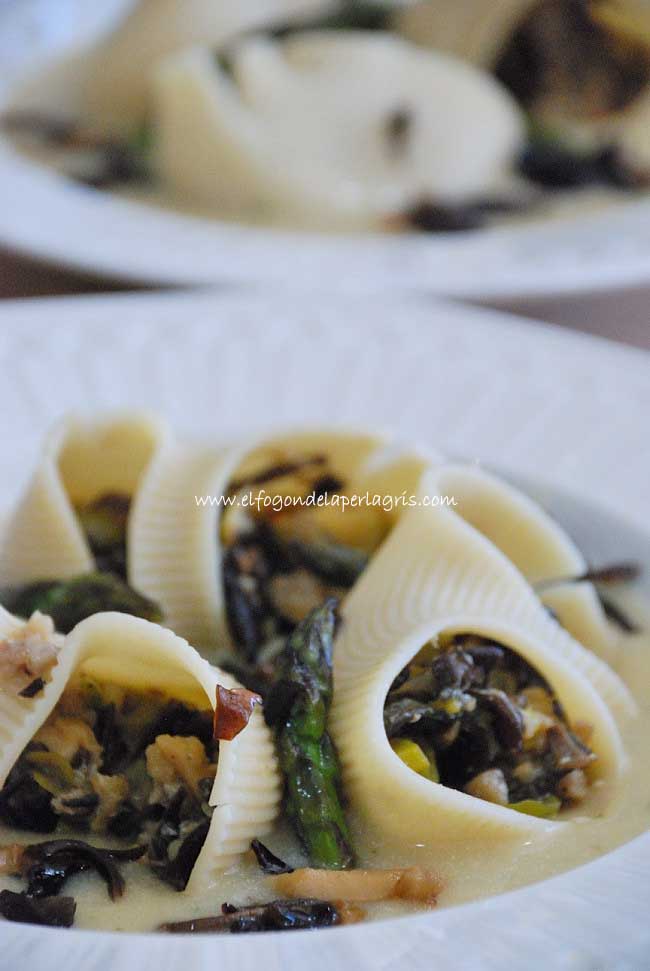 Lumaconi rellenos de setas, espárragos y bacalao